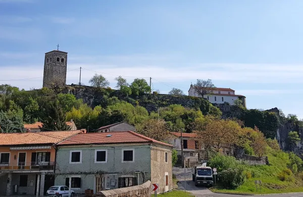 Ostanki tabora iz 15. stoletja v Kubedu. Na strateški točki, nad 
cesto, je stalo obzidano naselje s cerkvijo in obrambnimi stolpi. 
Nekaj od tega se je ohranilo do danes, predvsem obzidje. 