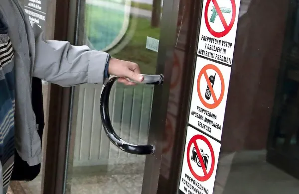  V javnosti so zakrožili namigi, da naj bi bili  na napravah posnetki 
z  obravnav na koprskem sodišču, v katerih se je v glavni vlogi 
znašel  nekdanji koprski župan Boris Popovič. Snemanje na 
sodišču sicer ni dovoljeno.