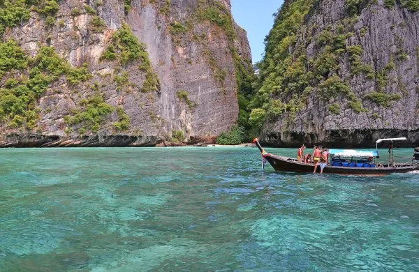 Priljubljeni tajski zaliv Maya na otoku Koh Phi Phi, ki je znan po 
svojih prelepih plažah, bo ostal zaprt še najmanj dve leti.