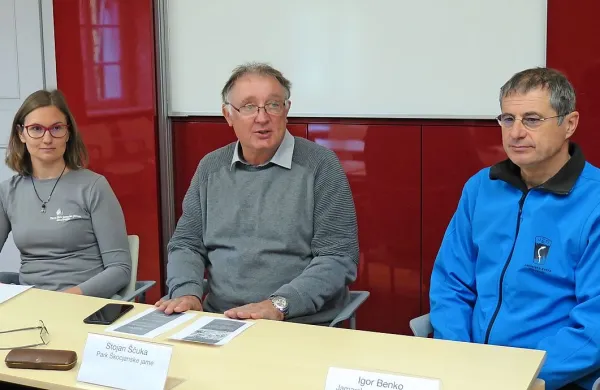 Na včerajšnji novinarski konferenci so dogodke ob visokih obletnicah iz jamarskega sveta predstavili Rosana Cerkvenik, Stojan 
Ščuka in Igor Benko. 