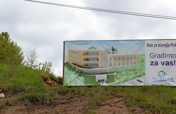 Sodoben dom starejših občanov, kot ga zdaj prikazuje pano, naj bi  
na Bedinku začel rasti v drugi polovici  leta, prve stanovalce  bi 
predvidoma sprejel v začetku leta 2021. 