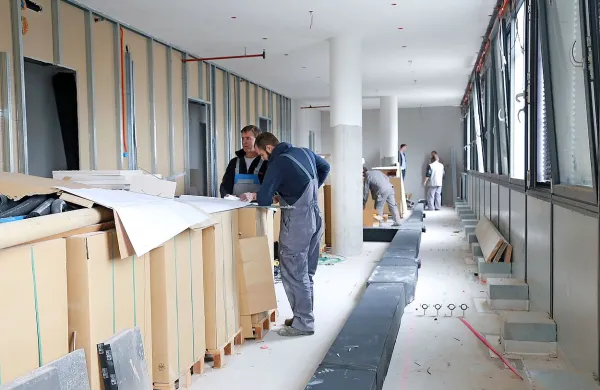 Izvedba suhomontažnih del, stropov, podov, elektro in strojne 
instalacije so zaključna dela, ki potekajo v Eda centru.