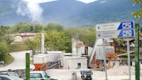 Vrtojbenci se pritožujejo zaradi  smradu, hrupa in prahu iz asfaltne baze in zahtevajo, da se izseli. 