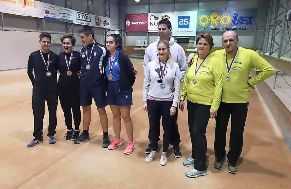 Vili Mizgur in Mateja Kosmačin (prva z desne) sta bila najboljša na 
turnirju mešanih dvojic v Pivki.