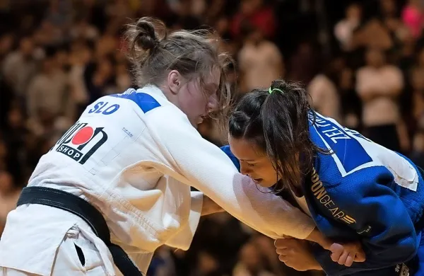 Andreja Leški (levo) se bori za olimpijsko vozovnico.