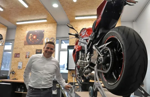Samo Trpin, vodja prodaje motociklov pri bavarski znamki, pravi, 
da bo tovrstna delavnica zgled tudi trgovcem v Avstriji, Češki, 
Slovaški, Romuniji in nekaterim drugim, ki takšnega sistema 
servisiranja še ne poznajo.