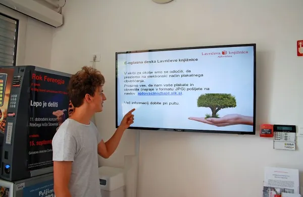 Študent računalništva Amadej Tratnik je lani v Lavričevi knjižnici 
sodeloval pri vzpostavitvi elektronske oglasne deske.