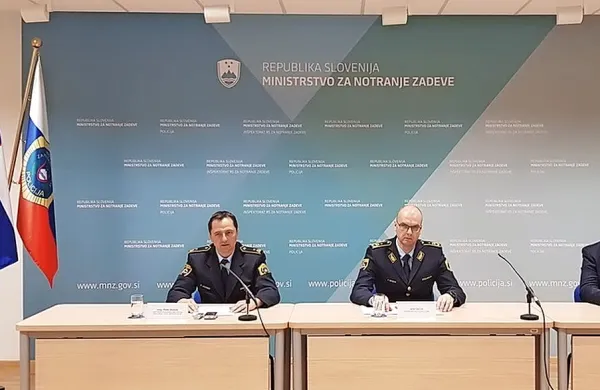 Dogajanje, povezano s sredino ugrabitvijo in migrantsko problematiko, so danes na generalni policijski upravi predstavili (z 
leve) Peter Skerbiš, Jože Senica in Tomaž Peršolja.