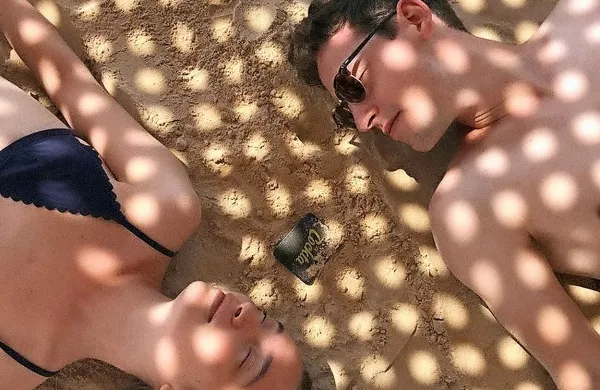 Na svojem profilu na instagramu Zala in Gašper objavljata utrinke 
z njune evrovizijske dogodivščine, tudi s prostočasnih trenutkov 
na plaži.
