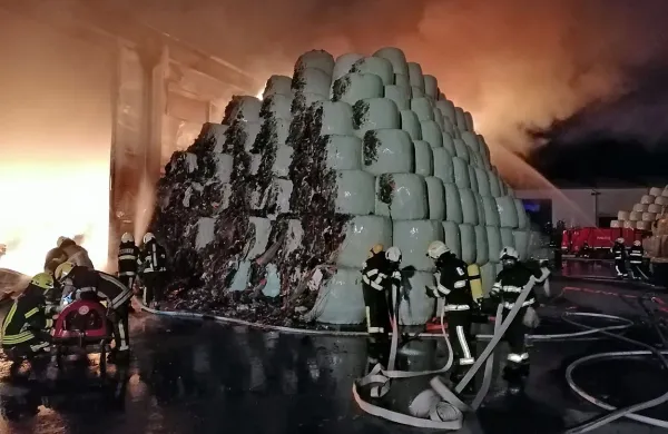 Obsežen požar v zbirnem centru za odpadke Suhadole
