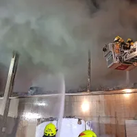 Obsežen požar v zbirnem centru za odpadke Suhadole