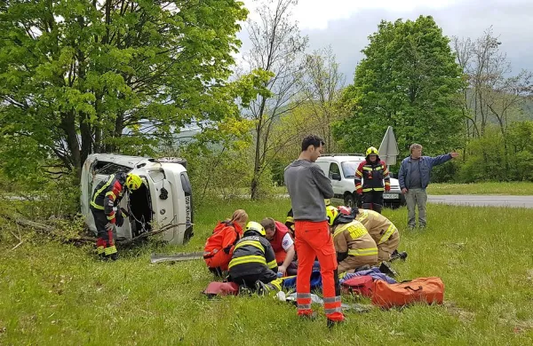 Mlado voznico so iz zmečkanega avta potegnili le z lažjimi 
poškodbami.