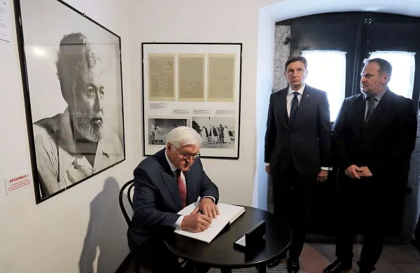 Nemški predsednik   Frank-Walter Steinmeier si je v Kobaridu s 
slovenskim predsednikom Borutom Pahorjem  ogledal muzej prve 
svetovne vojne.