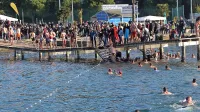 Novoletnih skokov v morje pred dobrima dvema letoma si 
Ljubljančan in Borovničan nista ogledala niti od daleč, saj sta se na 
parkirišču stepla zaradi parkirnega mesta. 