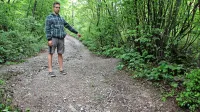 Andrej Škibin kaže, kje so se 200 metrov nad Preložami ustavili 
migranti z ugrabljenim Belokranjcem.

