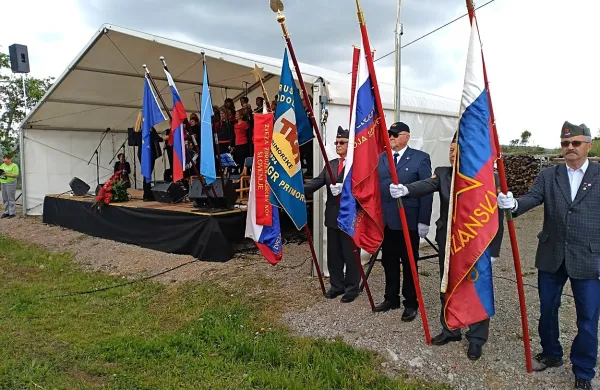 Na Ostrožnem Brdu so pripravili spominsko slovesnost ob prvi 
obletnici otvoritve obnovljene Partizanske bolnišnice Zalesje