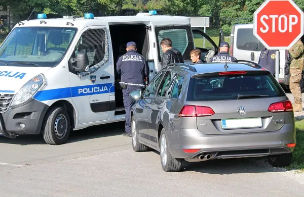 Policisti so v ponedeljek pod mejnim prehodom Sočerga opazili 
močno preobteženo vozilo znamke passat. V njem je srbski policist 
prevažal kar devet prebežnikov. 