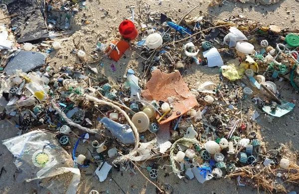Svet z izjemo ZDA za zmanj&scaron;anje odpadne plastike v oceanih