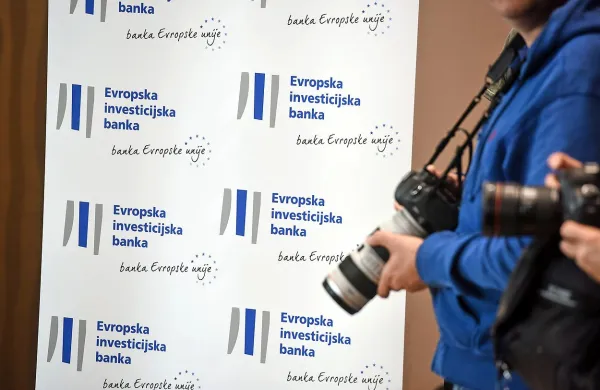 Na ministrstvu za infrastrukturo in podjetju 2TDK, ki je uradni 
investitor v novo železniško progo, so prepričani, da bo EIB 
posojilo odobrila.