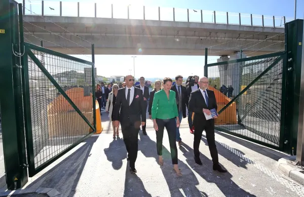 Ministrica Alenka Bratušek s predsednikom nadzornega sveta 
Luke Urošem Ilićem in predsednikom uprave Dimitrijem Zadelom