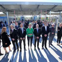 Ministrica Alenka Bratušek (v sredini) uprava in nadzorniki Luke 
pred novim vhodom.  