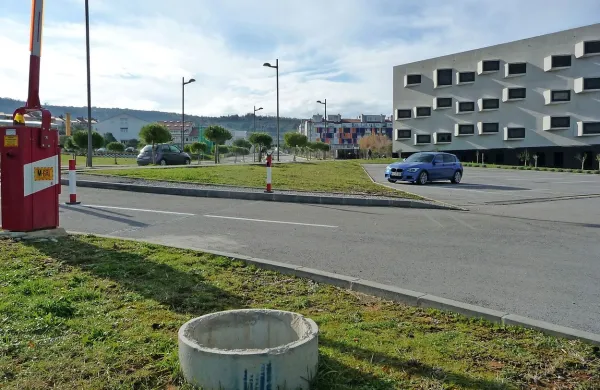 Raziskovalni center bo po napovedih zrasel v bližini neprofitnega 
bloka Livade v ozadju fotografije. Konec aprila so gradnjo  že 
prijavili na upravni enoti, v torek bodo začeli odvažati  10.000 
kvadratnih metrov nakopičene zemljine.  
