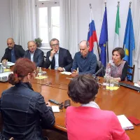 Kot so včeraj zagotovili v  občinski upravi, bo  InnoRenew CoE  v 
Livadah v petih letih uredil park Parencana, kar naj bi jih stalo 
211.000 evrov, z oprostitvijo plačila  komunalnega  prispevka    pa se 
je občina odrekla   približno 700.000 evrom.