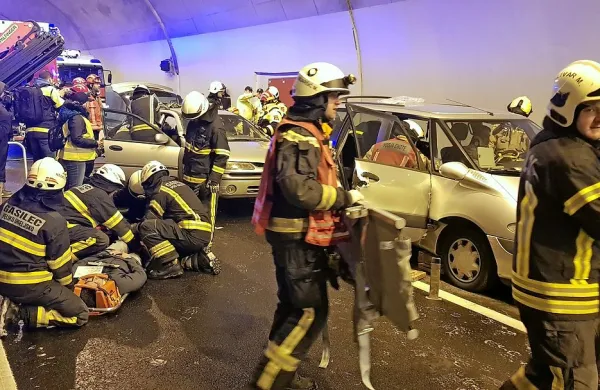 Na današnji  vaji v predoru Barnica so sodelujoče ekipe prikazale, 
da so dobro usposobljene za reševanje v predorih.   