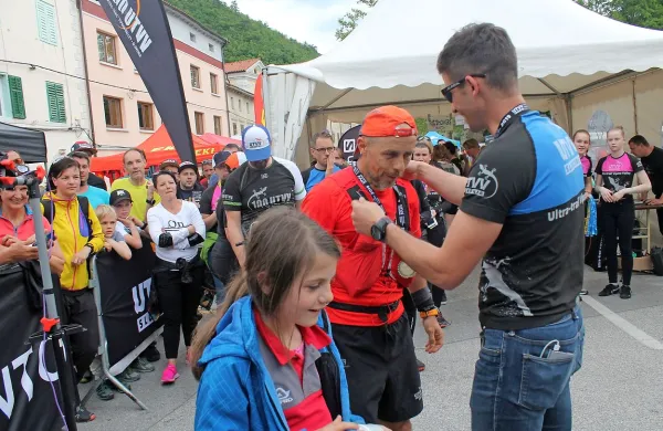 Andi Mamić prejema  od organizatorja Boštjana Mikuža odličje za 
tretje mesto na teku na  160 kilometrov