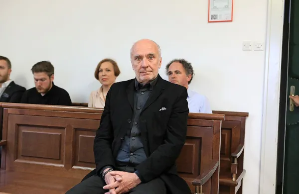 Vane Antolič, predstojnik ortopedske klinike ljubljanskega UKC (na 
fotografiji v prvi vrsti), danes  ni priznal krivde za očitke specializiranega tožilstva, enako sta storili tudi Nataša Faganeli in Jana 
Šturm.