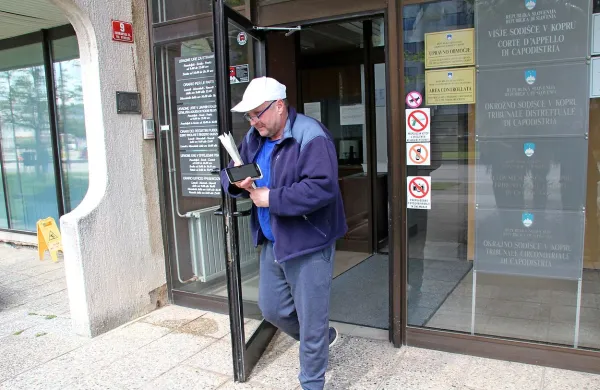 Stephen Casiraghi na koprskem sodišču  terja od države 760.000 
evrov. 
