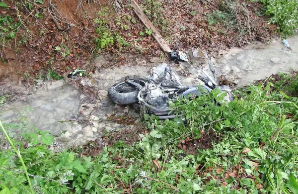 Mladi motorist se je v soboto izognil srni in končal v potoku.