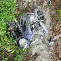 Pred srno z motorjem v potok