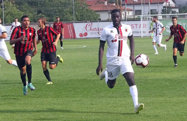 Ibou Kebe (z žogo) je dosegel izenačujoči zadetek za Sežance na 
Ptuju. 