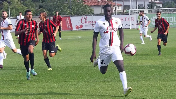 Ibou Kebe (z žogo) je dosegel izenačujoči zadetek za Sežance na 
Ptuju. 
