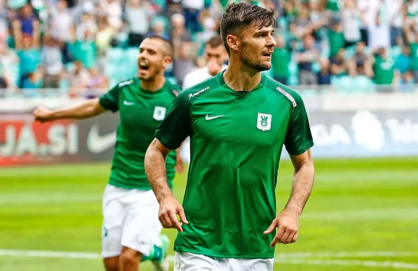 Rok Kronaveter (v ospredju) je ob zmagi 3:0 Olimpije v Mariboru s 
16. zadetkom skočil na vrh lestvice strelcev prve SNL.  
