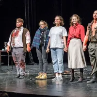 Jakob Šfiligoj, Neža  Lozej, Rebeka Štokelj Hlede, Nejka Berce Čeligoj 
in Borut  Petrović (z leve) so se po premieri večkrat poklonili. 