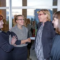 Dramaturginja Martina Mrhar, režiserka predstave in vodja AMO 
Tereza Gregorič ter režiserki Neda Rusjan Bric in  Mojca Madon so 
se zapletle v  razpravo o gledališkem ustvarjanju (z leve).
