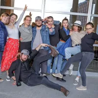 Urša Adamič, Tajda Lipicer, Tereza Gregorič, Jakob Šfiligoj, Borut 
Petrovič, Nejka Berce Čeligoj, Rebeka Štokelj Hlede, Neža Lozej in 
Jonathan Černe so ustvarili predstavo o evropski identiteti mladih.
