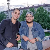 Borut in Jakob sta na odru ustvarila eksplozijo smeha in posmeha 
sovražnemu govoru.