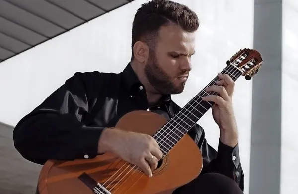 Nastopil bo tudi Lukasz Kuropaczewski, vrhunski poljski kitarist. 