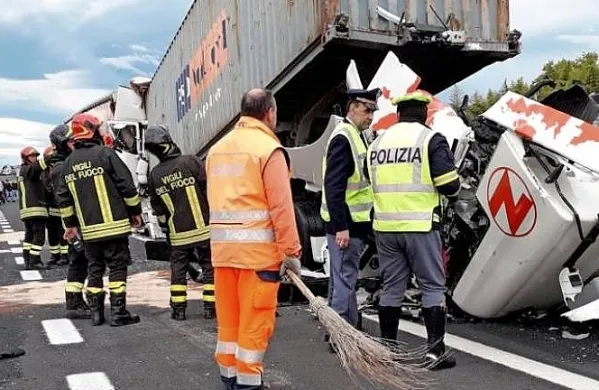 V nesreči, ki se je včeraj okrog 16.30 zgodila na avtocesti A4 med 
Vilešem in Palmanovo v smeri proti Benetkam, je ena oseba 
izgubila življenje, ena pa je bila hudo poškodovana.