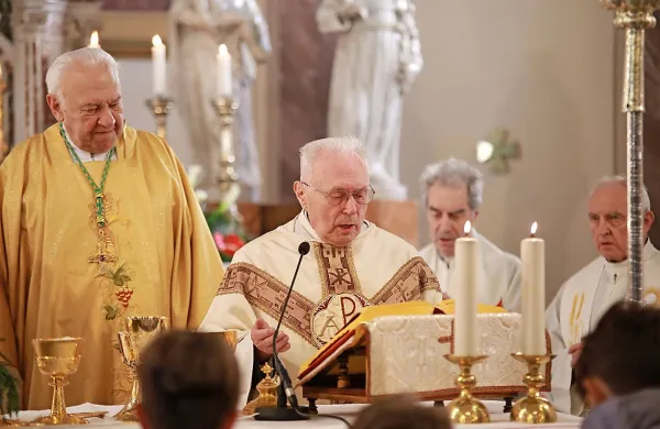      

  Slovesno mašo je ob somaševanju slavljenca daroval koprski škof 
Jurij  Bizjak (levo).