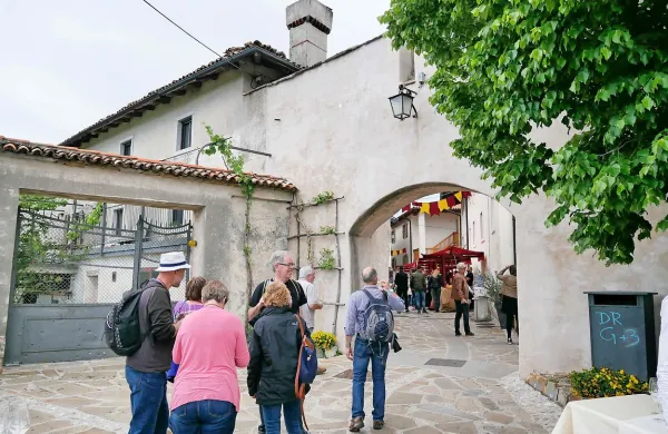 Turistični center so preselili v najbolj obiskano briško vas  Šmartno.  