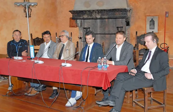 Predstavniki slovenskih energetskih podjetij, novogoriške občine 
in sosednje pokrajine so na okrogli mizi razmišljali o potencialu 
e-mobilnosti na čezmejnem območju. 