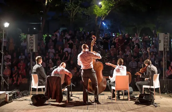  Plaža pod Valdoltro in spremljajoče kulturne dejavnosti zmeraj 
pritegnejo številne obiskovalce. 