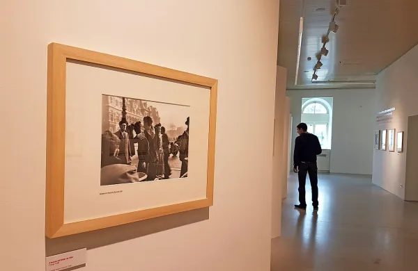 Stoletje Roberta Doisneauja (1912-1994) je naslov retrospektivne 
razstave francoskega fotografa, ki bo še do 23. junija na ogled v 
tržaškem razstavišču Magazino delle idee.