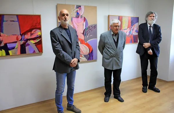 V Lokarjevi galeriji so razstavo odprli (z leve) gostitelj Vladimir Bačič, umetnik Lucijan Bratuš in umetnostni zgodovinar Milček Komelj.