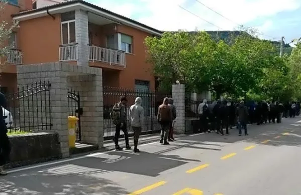 Italijanska policija je davi v Dolini blizu Trsta prestregla približno 
60 migrantov.