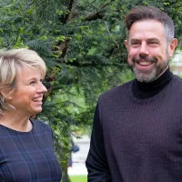   Romana Krajnčan in Danijel Malalan pred prvo vajo za otroški 
muzikal Na dvorišču.